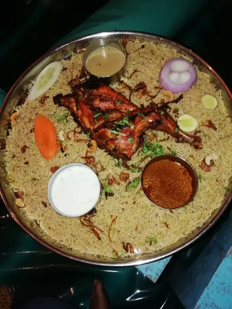 Foto von Jemenitisches Mandi - Zartes Lamm auf gewürztem Basmatireis – fertig angerichtet