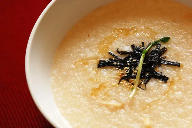 Foto von Jeonbok-juk: Cremiger Abalone-Reisbrei – Der 'König der Breie' aus Jeju – fertig angerichtet