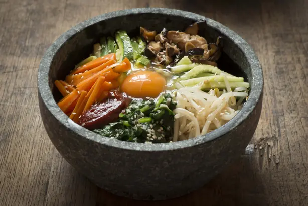 Foto von Jeonju Bibimbap - Der königliche Klassiker mit Rinderbrühe & Yukhoe – fertig angerichtet