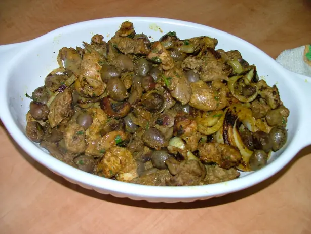 Foto von Jerusalem Mixed Grill (Meorav Yerushalmi) - Der würzige Streetfood-Klassiker – fertig angerichtet