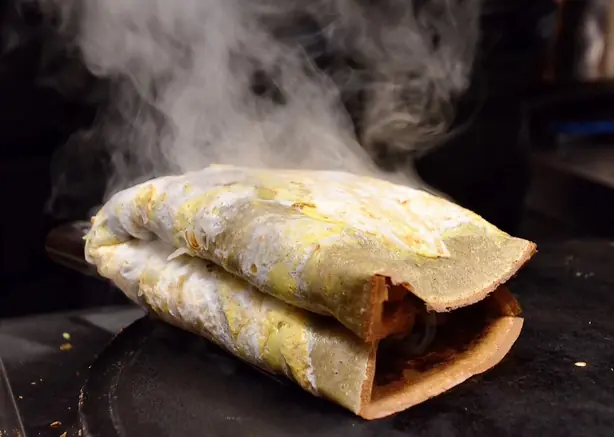 Foto von Jianbing - Chinesischer Streetfood-Crêpe mit knusprigem Wonton-Cracker – fertig angerichtet