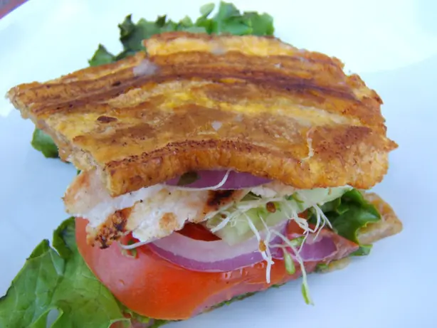 Foto von Jibarito - Das legendäre Plantain-Sandwich aus Chicago – fertig angerichtet