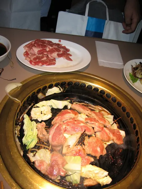 Foto von Jingisukan (Genghis Khan) - Der legendäre Lamm-Grillgenuss aus Hokkaido – fertig angerichtet