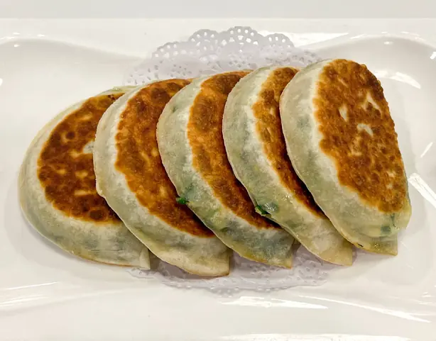 Foto von Jiucai Hezi – Knusprige chinesische Schnittlauch-Taschen – fertig angerichtet