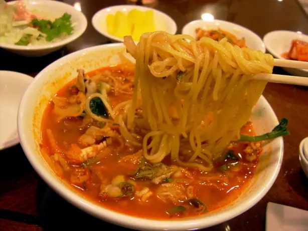 Foto von Jjamppong – Feurige koreanische Meeresfrüchte-Nudelsuppe – fertig angerichtet