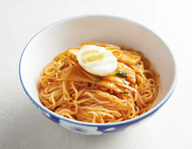 Foto von Jjolmyeon - Koreanische scharfe, zähe Nudeln (Bibim-Jjolmyeon) – fertig angerichtet