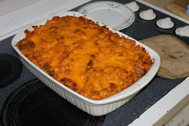 Foto von Johnny Marzetti - Der legendäre Midwestern Nudelauflauf – fertig angerichtet