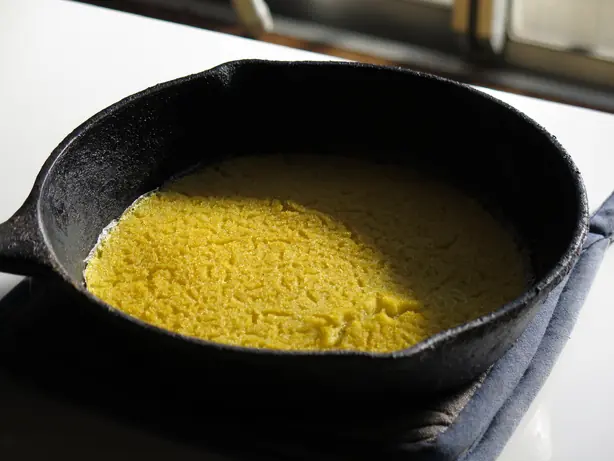 Foto von Johnnycake - Der Goldene Maisfladen-Klassiker – fertig angerichtet