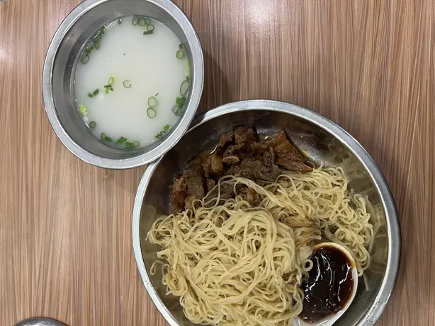 Foto von Jook-Sing Nudeln (Traditionelle Bambusstangen-Nudeln) – fertig angerichtet