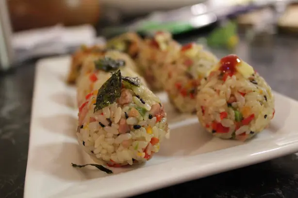 Foto von Jumeok-bap: Koreanische Reisbällchen – Der vielseitige 'Faust-Reis' Snack – fertig angerichtet