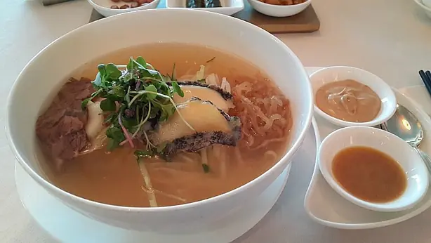 Foto von Jungguk-naengmyeon – Koreanisch-Chinesische kalte Nudelsuppe mit Erdnuss-Note – fertig angerichtet