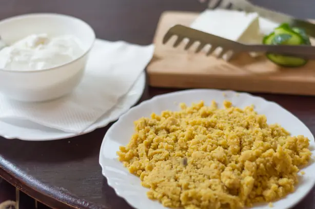 Foto von Kačamak – Der herzhafte Balkan-Maisbrei mit Kajmak & Käse – fertig angerichtet