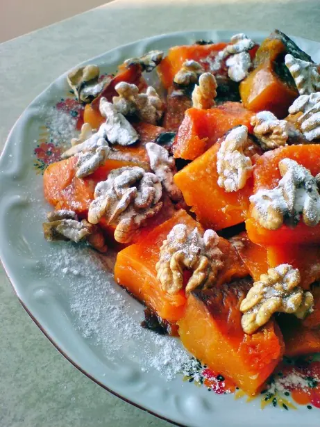 Foto von Kabak Tatlısı - Türkischer Kürbis-Traum mit Tahini und Walnüssen – fertig angerichtet