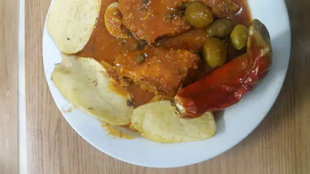 Foto von Kabkabou - Tunesischer Fischeintopf mit Kapern und Oliven – fertig angerichtet