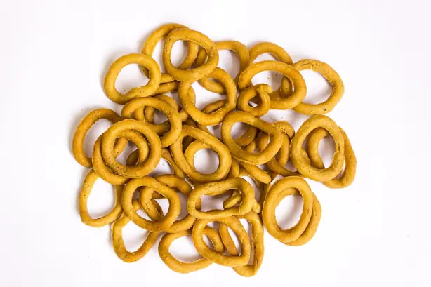 Foto von Kadboli - Knusprige Indische Ring-Snacks aus dem Konkan – fertig angerichtet