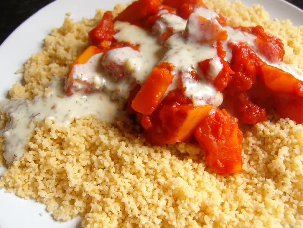 Foto von Kadu Bouranee - Afghanischer Kürbis mit Joghurt-Minz-Soße – fertig angerichtet