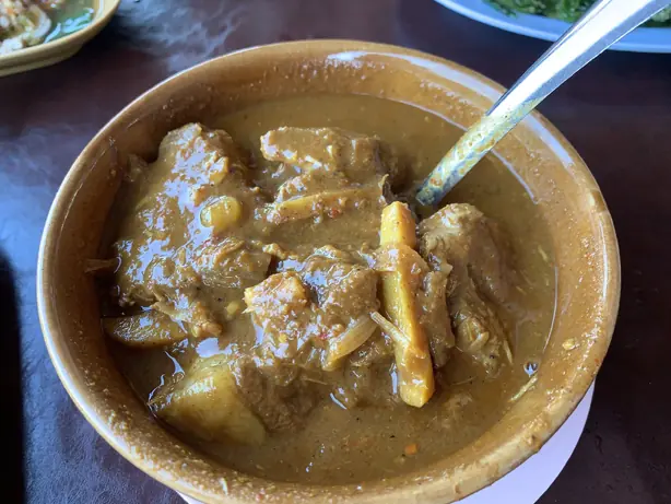Foto von Kaeng Hang Le - Das nordthailändische Schweinefleisch-Curry nach Burmesischer Art – fertig angerichtet