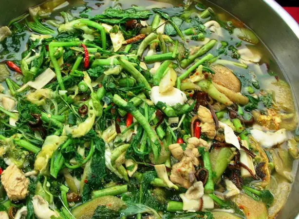 Foto von Kaeng Khae – Nordthailändisches Dschungelcurry mit Kräutern – fertig angerichtet