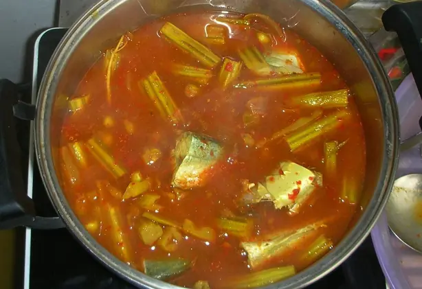 Foto von Kaeng Som – Thailändisches saures Curry mit Fisch und Gemüse – fertig angerichtet