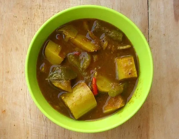 Foto von Kaeng Tai Pla - Das authentische, feurige Fischcurry aus Südthailand – fertig angerichtet