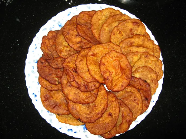 Foto von Kakara Pitha – Goldene Grießbällchen mit süßer Kokos-Füllung – fertig angerichtet