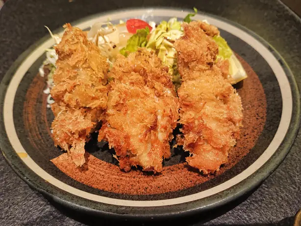Foto von Kaki Furai (Japanische frittierte Austern) - Der knusprige Yoshoku-Klassiker – fertig angerichtet