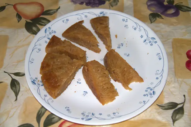 Foto von Kalathappam - Malabarischer Reiskuchen mit Jaggery und Röstzwiebeln – fertig angerichtet