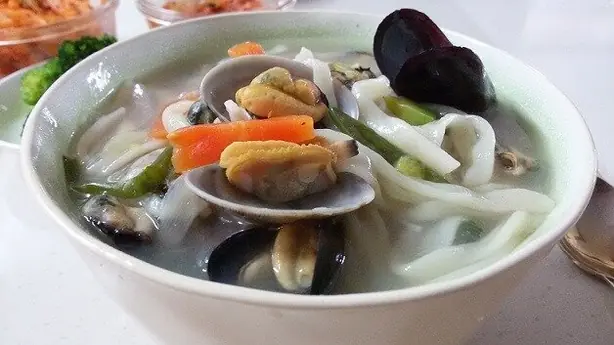 Foto von Kalguksu – Koreanische handgeschnittene Nudelsuppe mit Meeresfrüchte-Aroma – fertig angerichtet