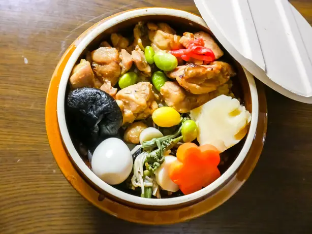 Foto von Kamameshi - Traditioneller japanischer Kesselreis – fertig angerichtet