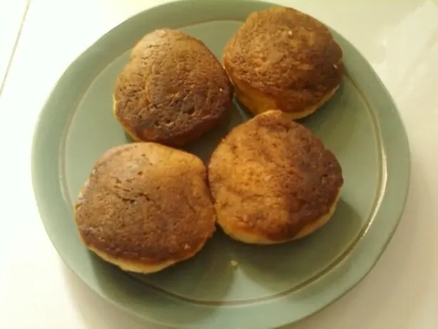 Foto von Kamir - Fluffige indonesische Hefe-Pfannkuchen mit Tape – fertig angerichtet