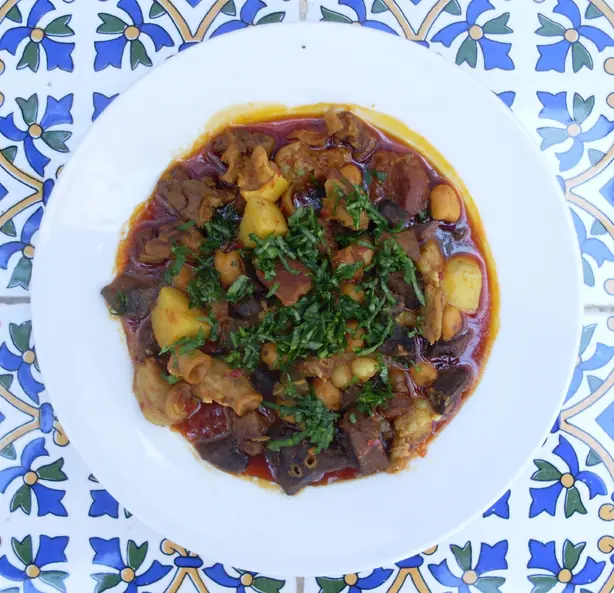 Foto von Kamounia - Der aromatische Kreuzkümmel-Eintopf mit Leber und Rind – fertig angerichtet