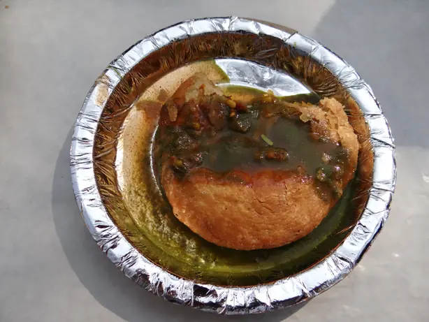 Foto von Kanda Kachori (Pyaaz Kachori) – Knusprige Zwiebel-Teigtaschen aus Rajasthan – fertig angerichtet