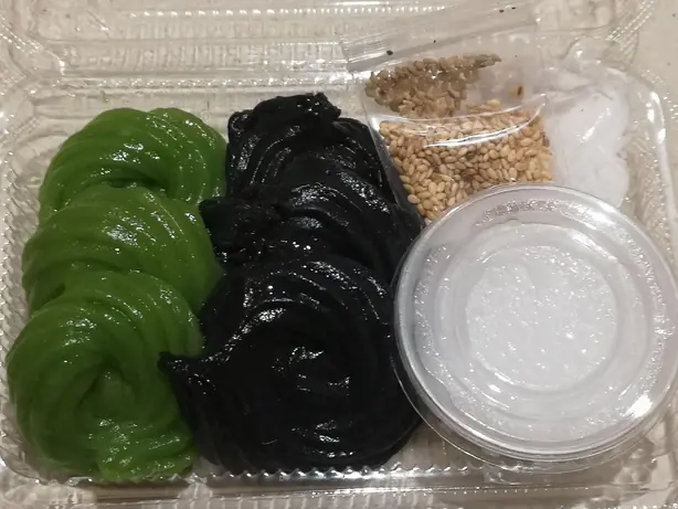 Foto von Kanom Piak Poon - Thailändischer Kokos-Pandan-Pudding – fertig angerichtet