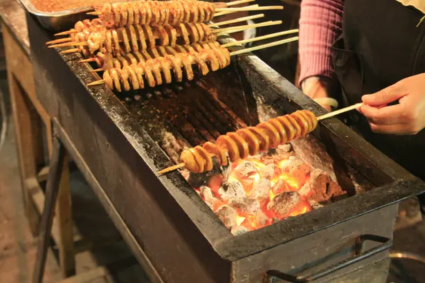 Foto von Kaomianjin – Xi'an Streetfood: Würzige gegrillte Seitan-Spieße – fertig angerichtet