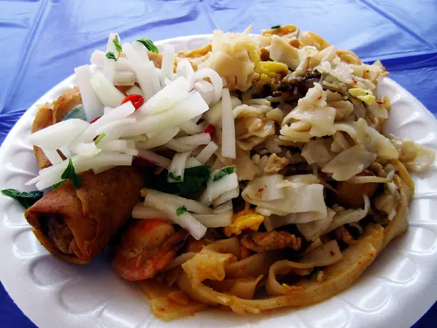 Foto von Kat Kyi Kaik - Würzige 'Scherenschnitt'-Nudeln aus Myeik – fertig angerichtet