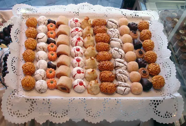 Foto von Katalanische Panellets (Pinienkern-Marzipan-Konfekt) – fertig angerichtet
