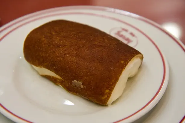 Foto von Kazandibi – Original türkischer Karamell-Milchpudding – fertig angerichtet