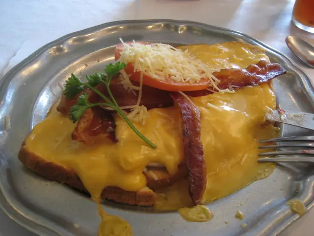 Foto von Kentucky Hot Brown - Der legendäre überbackene Sandwich-Klassiker – fertig angerichtet