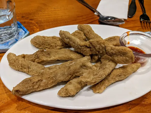 Foto von Keropok Lekor – Malaysische Fischwurst aus Terengganu – fertig angerichtet