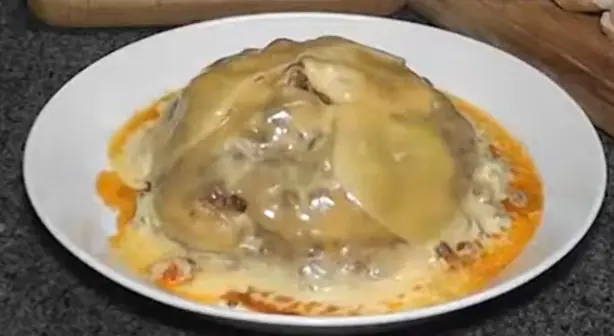 Foto von Keshi Yena – Gefüllter Edamer nach karibischer Art – fertig angerichtet