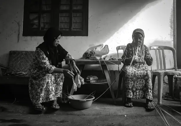 Foto von Ketupat - Traditionelle Reiskuchen im Palmblatt – fertig angerichtet