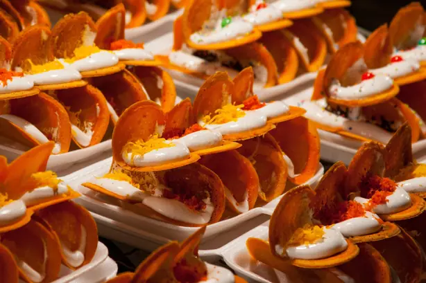 Foto von Khanom Bueang – Thailändische Knusper-Crêpes mit Meringue-Füllung – fertig angerichtet