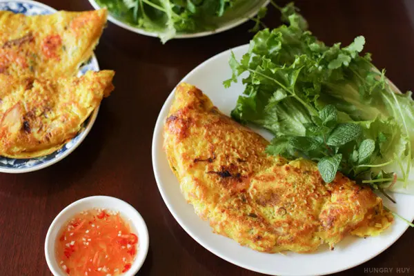 Foto von Khanom Bueang Yuan – Knuspriger Thai-Pfannkuchen nach vietnamesischer Art – fertig angerichtet