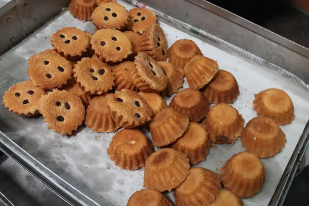 Foto von Khanom Farang Kudi Chin - Thailändischer Biskuitkuchen nach portugiesischer Art – fertig angerichtet