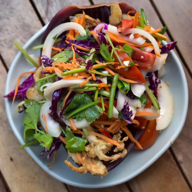 Foto von Khanom Khai Pla – Thailändische Palmfrucht-Dessertbällchen – fertig angerichtet