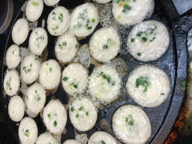 Foto von Khanom Krok – Thailändische Kokos-Reis-Pancakes mit cremiger Füllung – fertig angerichtet