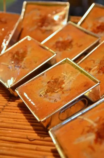 Foto von Khanom Mo Kaeng – Thailändischer Kokos-Taro-Custard mit Röstzwiebeln – fertig angerichtet