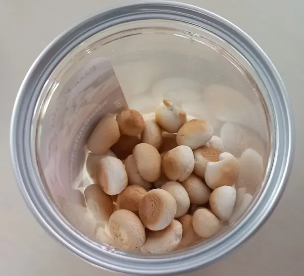 Foto von Khanom Phing - Zartschmelzende Thai-Kokos-Kekse – fertig angerichtet