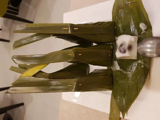 Foto von Khanom Sot Sai - Thailändische Kokos-Pudding-Päckchen – fertig angerichtet