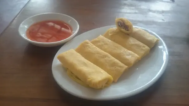 Foto von Khanon htok (Burmesische gefüllte Crêpes) – fertig angerichtet